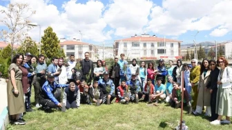 Erzincan'da anlamlı etkinlik: Öğrenciler engelleri kaldırmak için fidan dikti