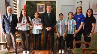 Salihli'nin şampiyon kızları Kaymakam'ı ziyaret etti: "Hedefimiz milli takım"