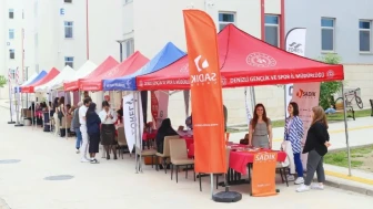 Kız öğrenciler kariyer fuarında geleceğe adım attı: Staj ve kariyer fırsatları için sektördeki firmalarla buluştular