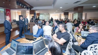 Eskişehir Valisi Aksoy, 'Yapay zeka eğitici eğitimi' programında öğretmenlerle buluştu