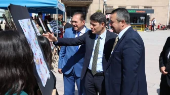 Sandıklı'da 'Sen Yeter Ki Oku' etkinliğiyle kitaplar paylaşıldı, öğrenciler sahne aldı