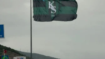 Kocaelispor'un Süper Lig zaferi, dev bayrakla kutlandı: 840 metrelik gurur sembolü dalgalanıyor