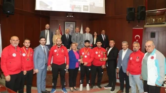 İzmit Belediyespor güreşçileri uluslararası arenada fark yarattı: İşte kazandıkları madalyalar