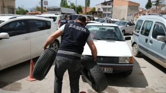 Kayseri'de kaçak yapılaşmaya geçit yok: Araç park engellerine zabıta ekiplerinden müdahale