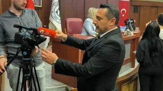 İzmit Belediyesi'nde kameraları bantlayan MHP'li üye gerginliğe neden oldu! İmamoğlu'na gönderme