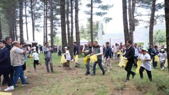 Muğla'da yangın riskini azaltmak için 580 kilogram çöp toplandı