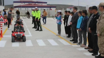 Demirözü'nde Karayolu Trafik Haftası coşkuyla kutlandı! Öğrencilere sürpriz hediyeler