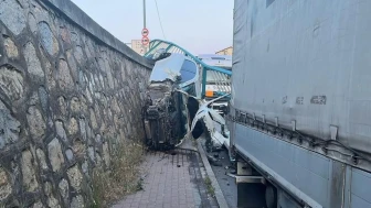 Gebze'de otomobil duvarda asılı kaldı sürücü kurtuldu