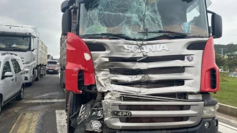 Bolu'da tır ile kamyonet çarpıştı: Yaralı sürücü hastaneye kaldırıldı