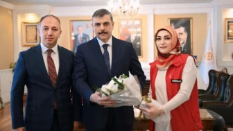 Gençlik Haftası'nda anlamlı ziyaret: Vali Çiftçi'ye çiçek takdimi