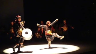İzmir'de unutulmaz bir sanat şöleni: Maarif Orkestrası ve Halk Dansları Topluluğu'ndan görkemli gösteri