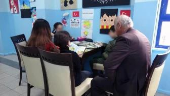Giresun'dan gönüllü kahraman: Emekli öğretmen, engelli torununu getirirken sınıfı aydınlatıyor