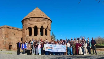 Kız öğrenciler Tarihi Ahlat'ı keşfetti: Selçuklu Mezarlığı'nda geçmişe yolculuk