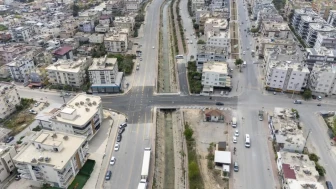 Tarsus'ta eski köprü yıkıldı, yaya güvenliği için yeni köprü hizmete girdi