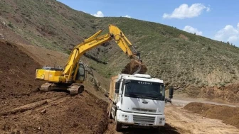 "Elazığ'da heyelan köy yollarını vurdu! Onarımlar sürüyor