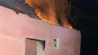 Erzincan'da yangın paniği: Kemah ilçesinde bir ev alevlere teslim oldu