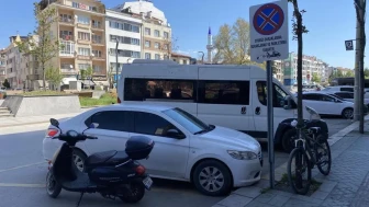 Otobüs duraklarını otoparka çevirdiler: Eskişehir'de tepki çeken olay