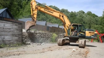 Kartepe'de kaçak yapı yıkımları hız kesmeden devam ediyor