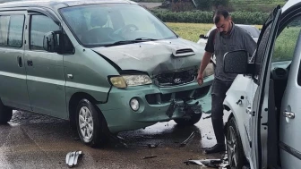 Osmaniye'de minibüs ve ticari araç çarpıştı: 1 kişi yaralı, inceleme başlatıldı