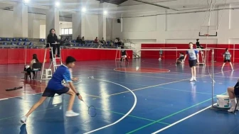 Kütahya'da genç badmintoncular kıyasıya mücadele etti