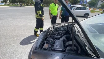 Erzincan'da otomobil alev alev yandı, itfaiye ekibi zamanla müdahale etti! Yangın nedeniyle neler yaşandı?