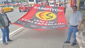 Eskişehirspor'un şampiyonluğu sonrası dev bayrak coşkusu