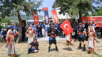 Yunusemre Belediyesi'nden anlamlı açılış: Yasin Halat Parkı ve Şaban Nişli Futbol Sahası törenle hizmete girdi