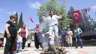 Mersin'de Hıdırellez coşkusu: Dilekler ateşle yükseldi, gelenekler canlandırıldı