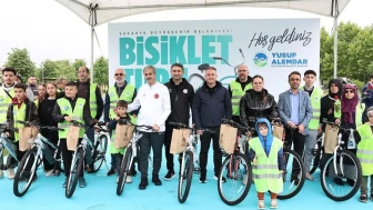 Trafik Haftası’nda Başkan Alemdar, 10 kişiye bisiklet ve kask hediye etti