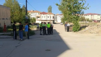 Adıyaman'da dehşet anları: Arkadaşını otomobille ezdi, polis kaçan sürücüyü arıyor!