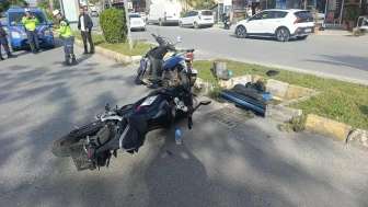 Antalya Manavgat'ta motosiklet kazası: Yaya geçidinde dönmeye çalışırken kaza yaptı