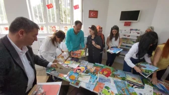 Ankaralı eğitimcilerden depremzede çocuklara kitap sevinci: 4 bin kitap dağıtıldı