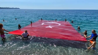 Antalya'da 19 Mayıs coşkusu denizde doruğa ulaştı: Dalgıçlar dev Türk bayrağı açtı
