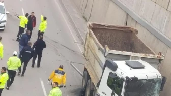Sinop'ta kamyon duvara çarptı: Yaralı sürücü hastaneye kaldırıldı