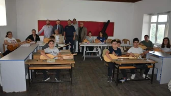 Kaymakam Odabaş, Tahtakuşlar'daki bağlama kursunu ziyaret etti: Kursiyerlerden mini resital