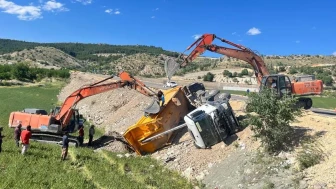Adıyaman'da hafriyat kamyonu devrildi: Sürücünün sağlık durumu iyi