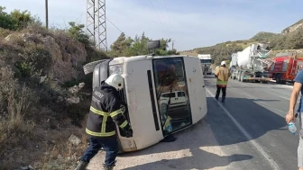 Hatay'da minibüs çarpıştı: 3 yaralı, trafik akışı aksadı