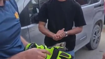 Iğdır'da aracın motor kısmında sıkışan yavru kedi kurtarıldı
