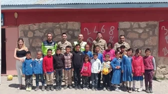 Diyadin'de öğrenciler güvenlik bilincini artırmak için jandarma seminerine katıldı