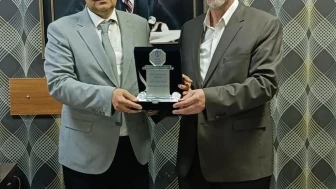 İyilik Sağlık Vakfı'nın 2024 Ödülü Mustafa Kalkan'a verildi, sağlıkta liyakatın önemi vurgulandı
