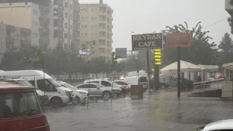 Batman’da dolu yağışı: Balkon kapısını mermi gibi deldi