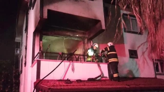 Hatay Arsuz'da korkutan yangın: 3 katlı bina alev alev yandı