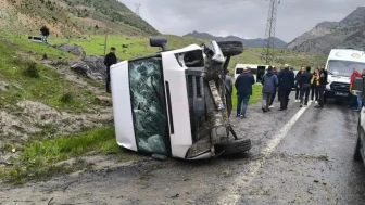Hakkari’de öğrenci servisi devrildi: 7 öğrenci hastaneye kaldırıldı
