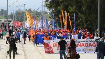 Antalya’da 1 Mayıs coşkuyla kutlandı: Binlerce kişi Konyaaltı varyantlarda bir araya geldi
