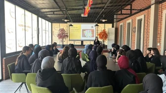 Learn and Speak Cafe'de öğrencilere İngilizce eğitimi