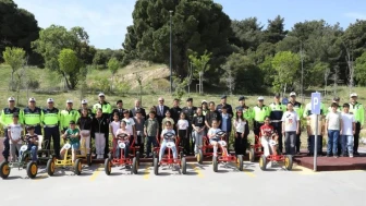 Minikler, trafik kurallarını uzmanlarından öğrendi: Çanakkale Valisi öğrencilerle bir araya geldi