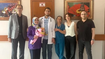 Silifke Devlet Hastanesi'nde annelere duygu dolu sürpriz: Hemşire anne oğlu tarafından çiçeklerle karşılandı