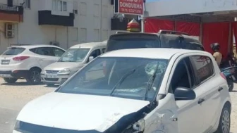 Manavgat'ta feci kaza: Otomobil ile ticari araç çarpıştı, yaralı sürücü hastaneye kaldırıldı