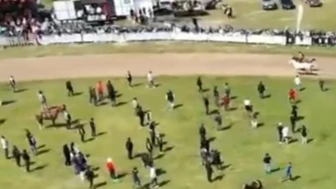 Balıkesir'deki rahvan at yarışında şok gelişme: Jokeyini düşüren at birinci oldu