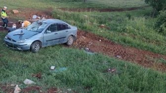 Dursunbey'de otomobil kaza yaptı: 3 kişi yaralandı